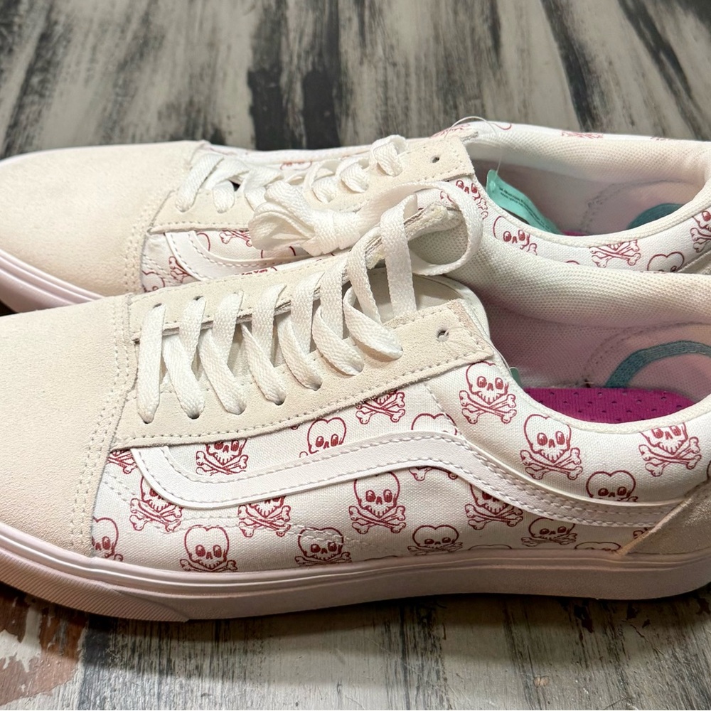 Vans Old Skool Cream & Pink Skull Print Sneakers Mens size 12 NWT! - Picture 2 of 13